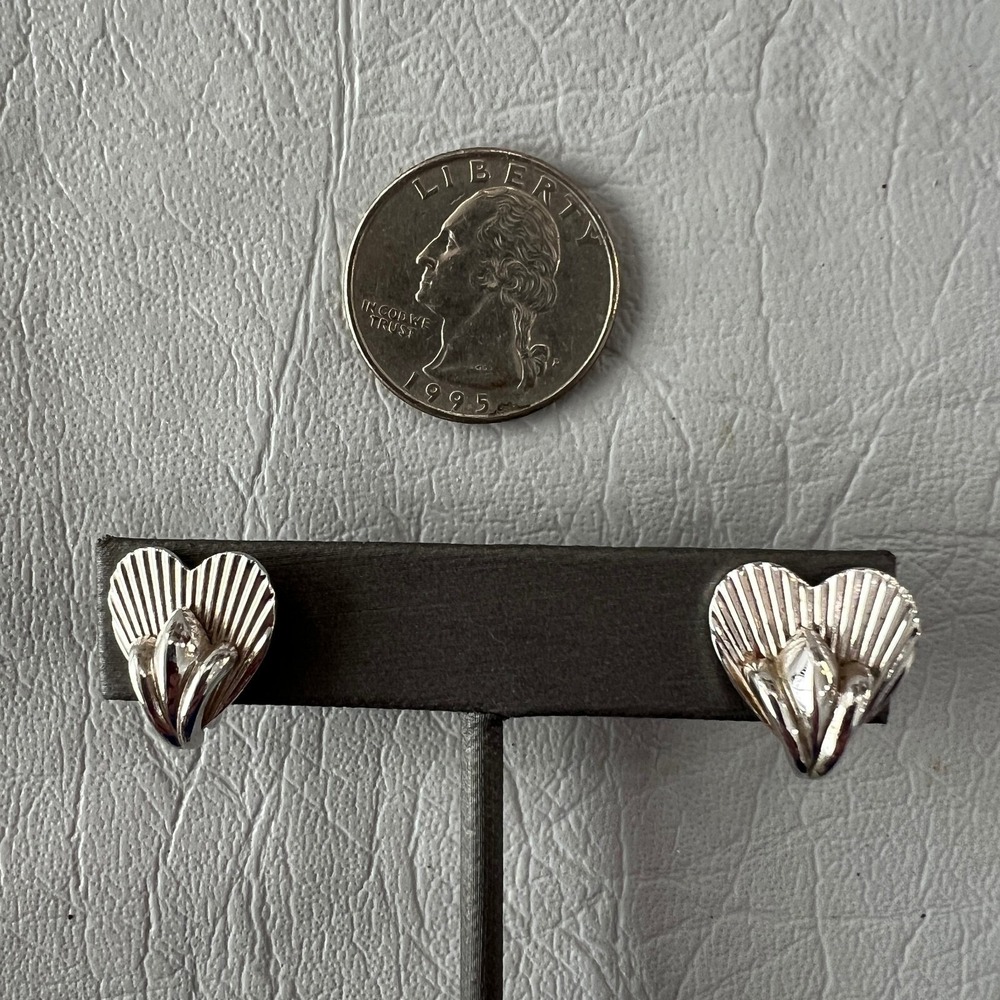 Vintage Coro Screw On Earrings Heart Ribbed Silver Tone‎